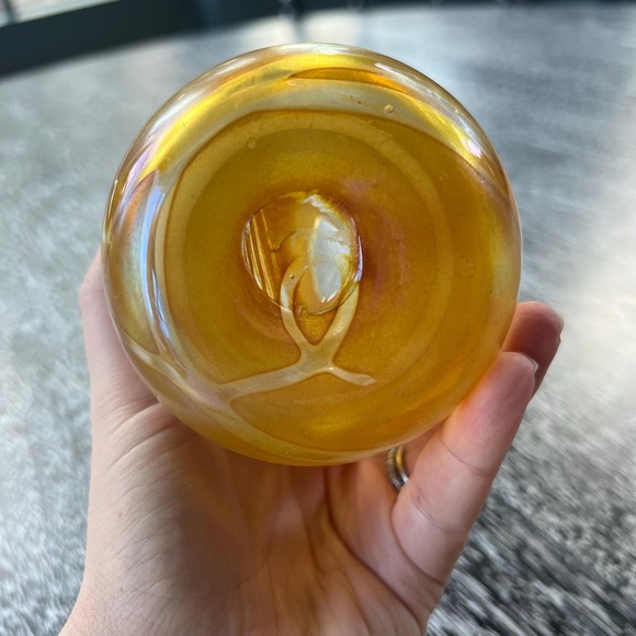 Hand blown iridescent vase - Picture 4 of 7